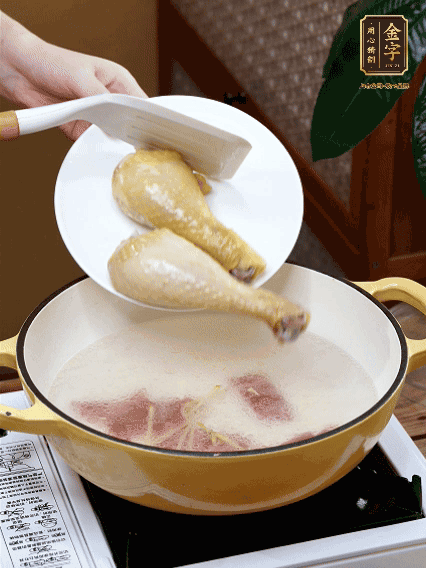 倒清水，放雞腿，大火煮開轉(zhuǎn)中小火煮20分鐘