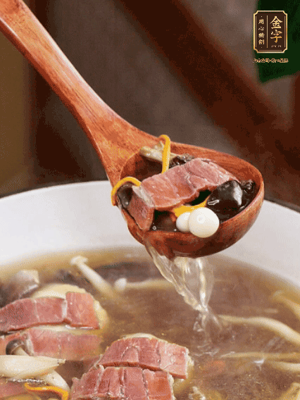 加羊肚菌、雞縱菌、蟲草花、海鮮菇、白玉菇再煮20分鐘