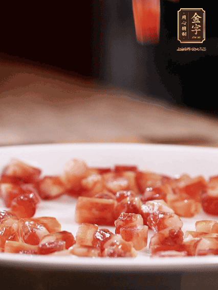 金字迷你小香腸切小段，煎出肉香