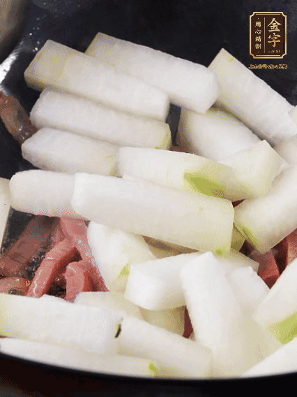 再下冬瓜微微煸炒，加一小碗水，中小火煨5分鐘