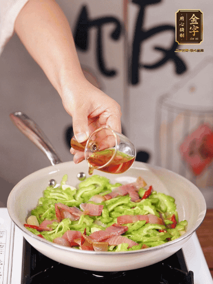 淋一圈料酒，少許糖調(diào)味