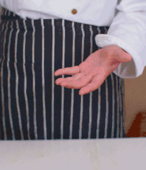 小蔥切碎，淡火腿切碎。