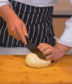 饅頭表面切出1cm左右的網(wǎng)格。