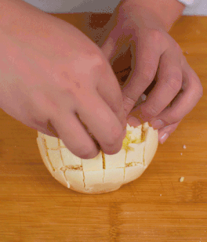 在縫隙里塞適量馬蘇里拉奶酪、再塞入淡火腿碎。