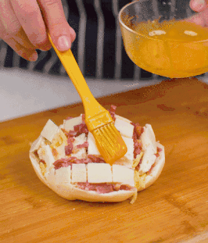 放在烤盤上，表面先刷一層玉米油，再刷一層蛋黃液。