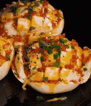 灑適量小蔥和黑芝麻，放入預(yù)熱的烤箱180度15分鐘。