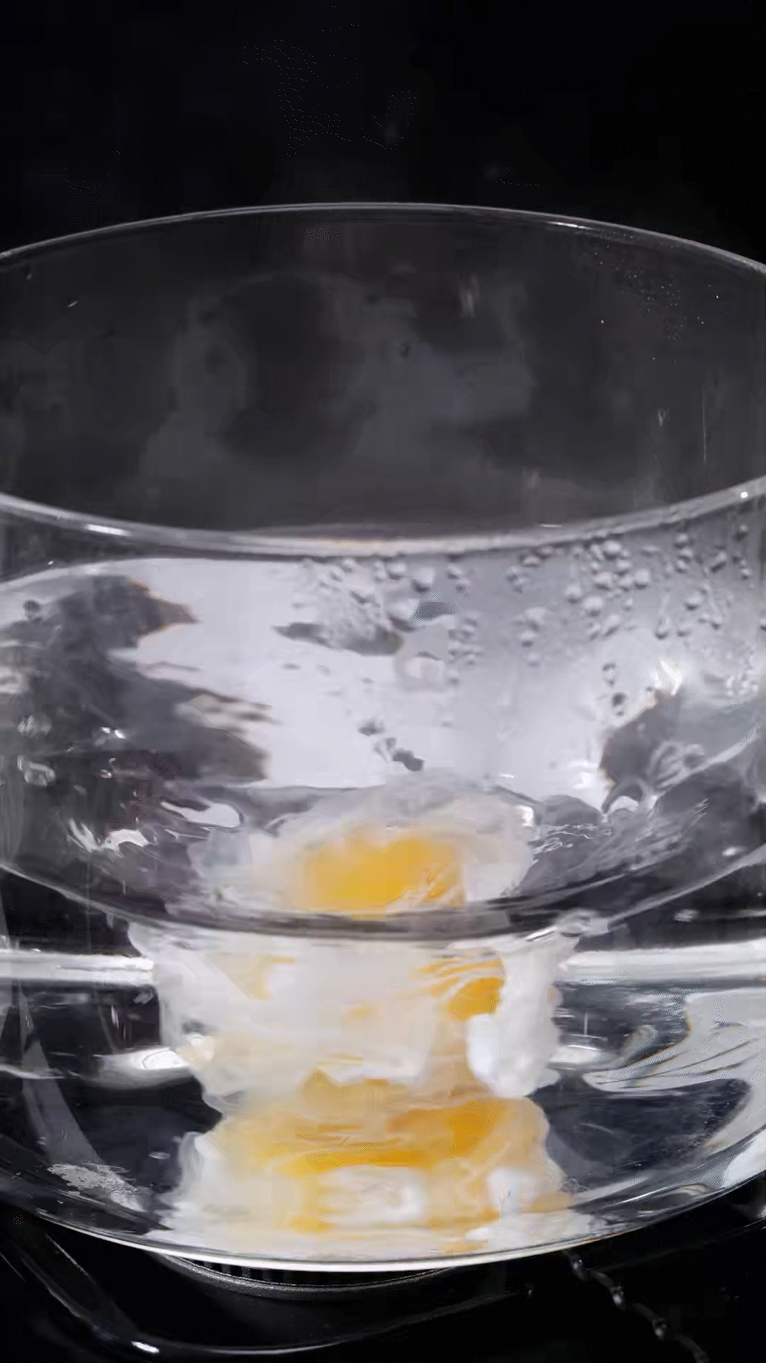 水開加入白醋和雞蛋，做成水波蛋
