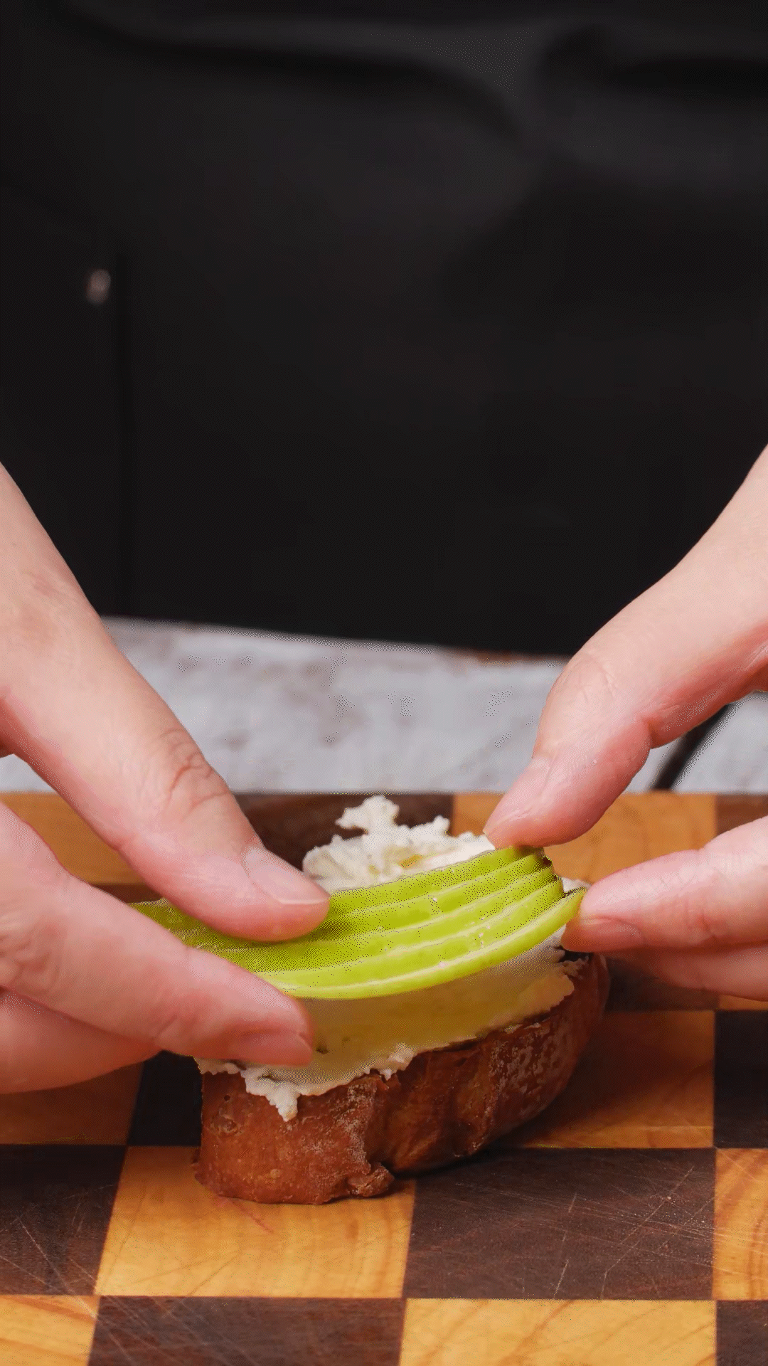 歐包抹上奶酪依次放上：蘋果、梨、藍(lán)莓
