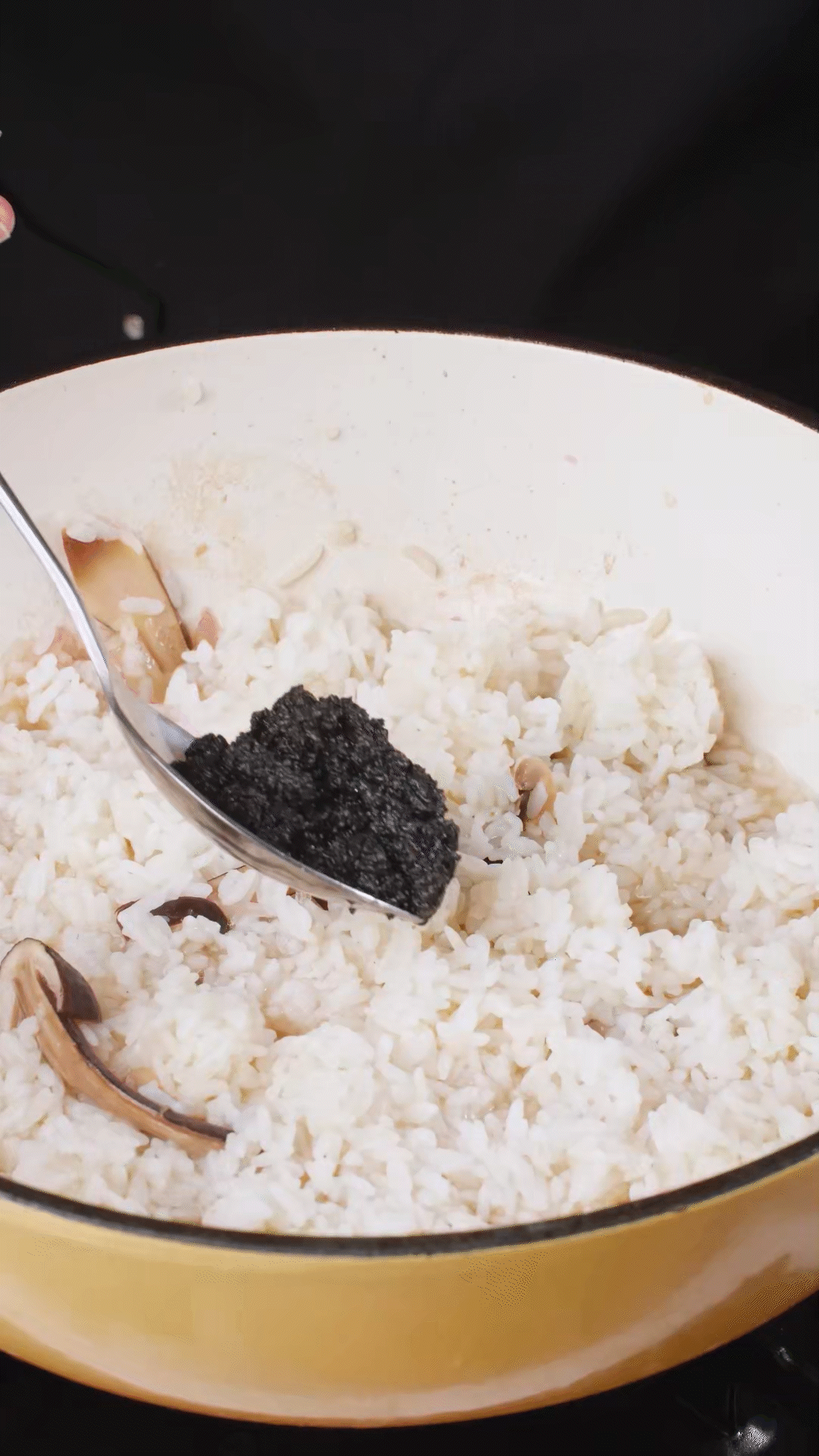 底油放入洋蔥爆香后加入黑皮雞樅菇、口蘑，用白葡萄酒增鮮
