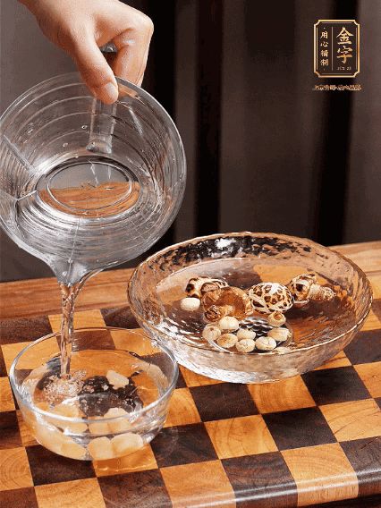 將雞肉、鮑魚、蝦仁焯水，冬菇、蓮子、干貝泡發(fā)