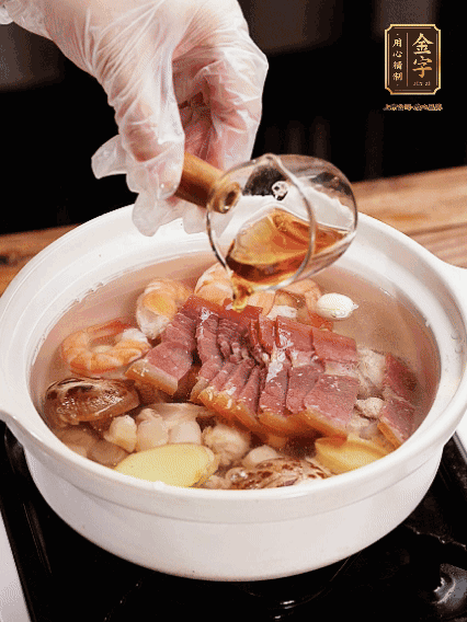 7種食材+帶皮冬瓜塊用砂鍋/電飯煲煮湯功能煮熟，少許鹽、花雕調(diào)味