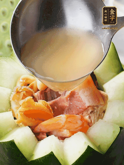 煮好后，盛入冬瓜盅。放入鍋中，可繼續(xù)燉煮，越燉越有味
