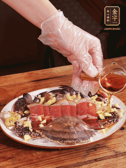 冷水上鍋蒸12分鐘（具體看蟹的大?。?，最后撒上蔥絲、澆上熱油即可