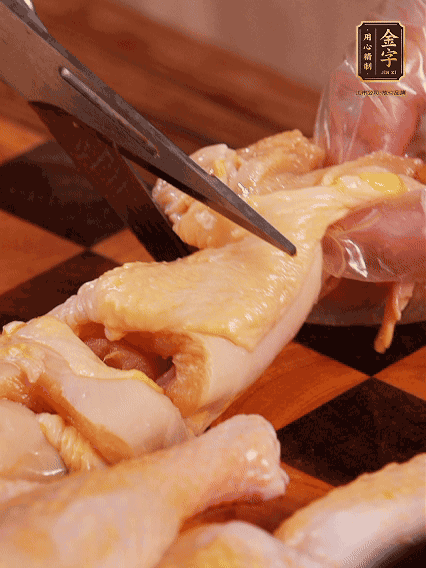 土雞處理干凈，切成大塊，加蔥姜、花雕酒、鹽腌制10分鐘