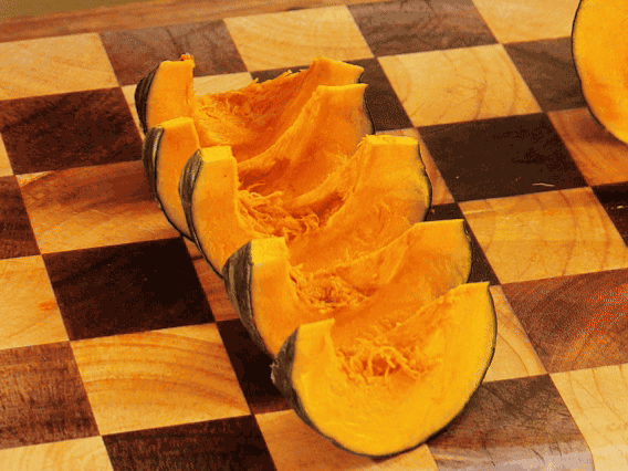 貝貝南瓜去瓤切小塊；干香菇熱水泡發(fā)，切條