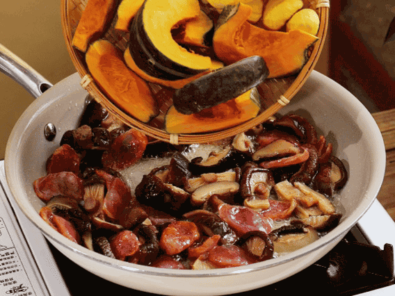 清洗好的大米放入電飯鍋，加裹滿醬汁的食材，再加剛好沒過食材的水，攪拌一下