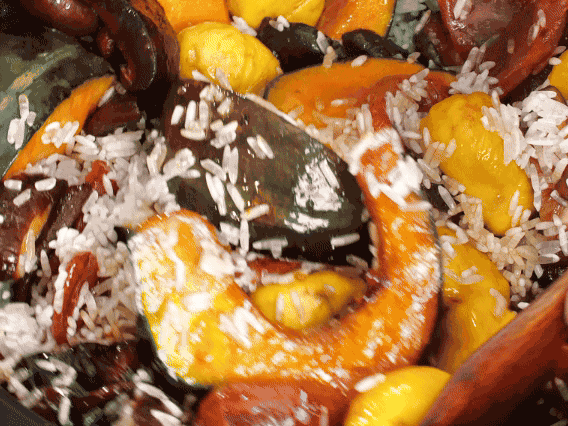 電飯煲正常煮飯模式煮飯。出鍋后撒點(diǎn)蔥花