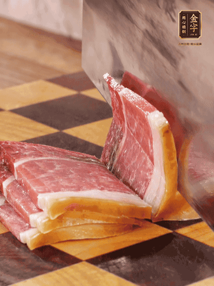 金字火腿切片，溫水浸泡5分鐘；肉皮泡發(fā)，切成小塊。