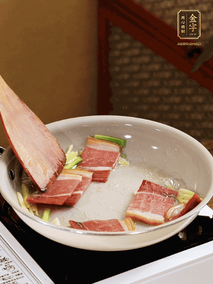 熱油下鍋，火腿、蔥姜蒜煸出香味備用