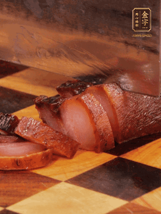 金字醬肉，煮熟切條；蓮藕去皮，切成條狀，焯水2分鐘