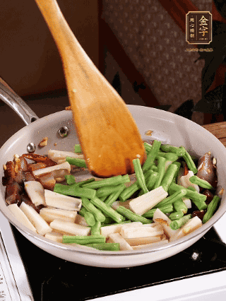 加少許生抽、蠔油、料酒、雞精調(diào)味，少許清水燜2分鐘，炒至豆角皺皮即可