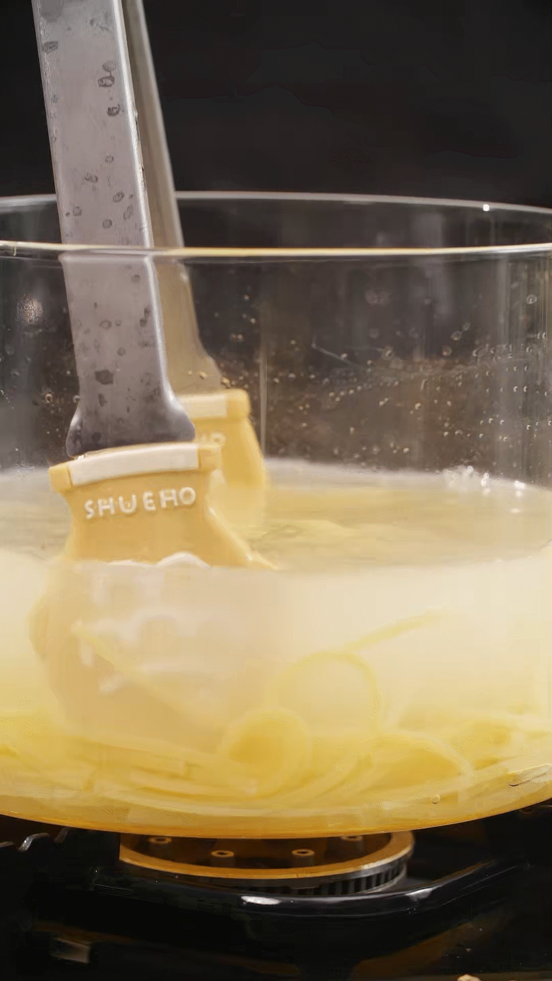 將意面煮熟，到自己喜歡的熟度。撈出過(guò)冷水，瀝干
