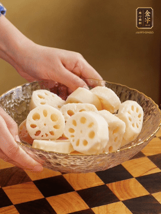 蓮藕洗凈削皮，切大塊，用鹽、糖腌制30分鐘。