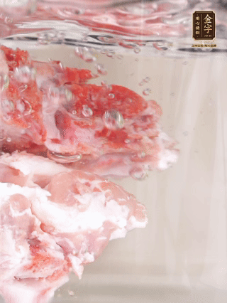 豬骨冷水下鍋，加蔥姜、料酒焯水4分鐘。