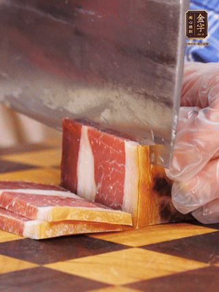 金字火腿切片，溫水浸泡5分鐘