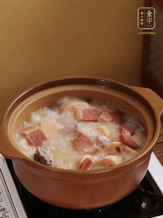 豬油潤鍋，豬骨、姜片煸出油脂香，再依次下開水、蓮藕、火腿，大火燒開