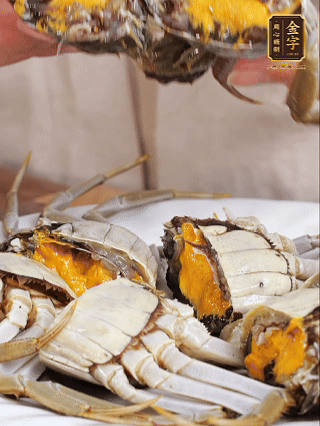 大閘蟹處理干凈，一切兩半。