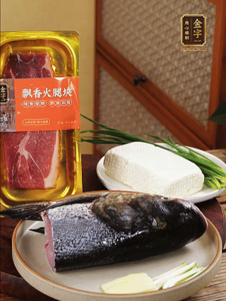 花鰱魚頭處理干凈（刮黑膜、除貼骨血、拔魚牙、剪魚鰭、刮凈魚肉表面雜質(zhì)），從中間劈開成兩半，擦干水分