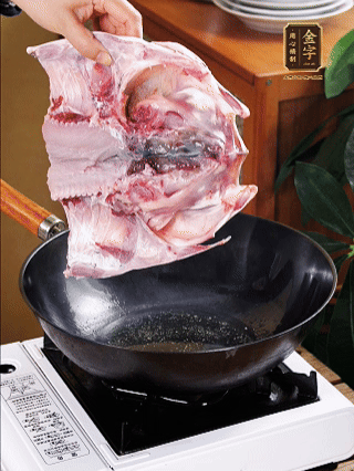 鍋里油燒熱（一半豬油、一半玉米油），放入魚頭，把魚頭煎至少兩面金黃