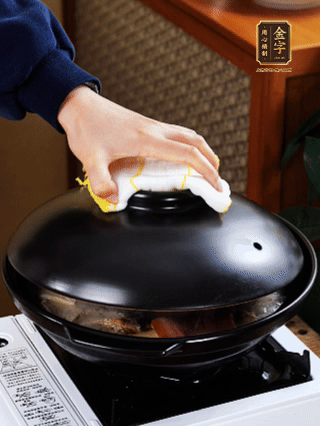 大火燒開，大火煮10~15分鐘。放入切好的豆腐，再煮5分鐘