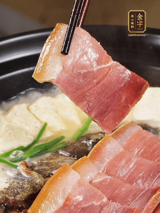 加入一丟丟鹽，撒點(diǎn)胡椒粉，蔥段點(diǎn)綴